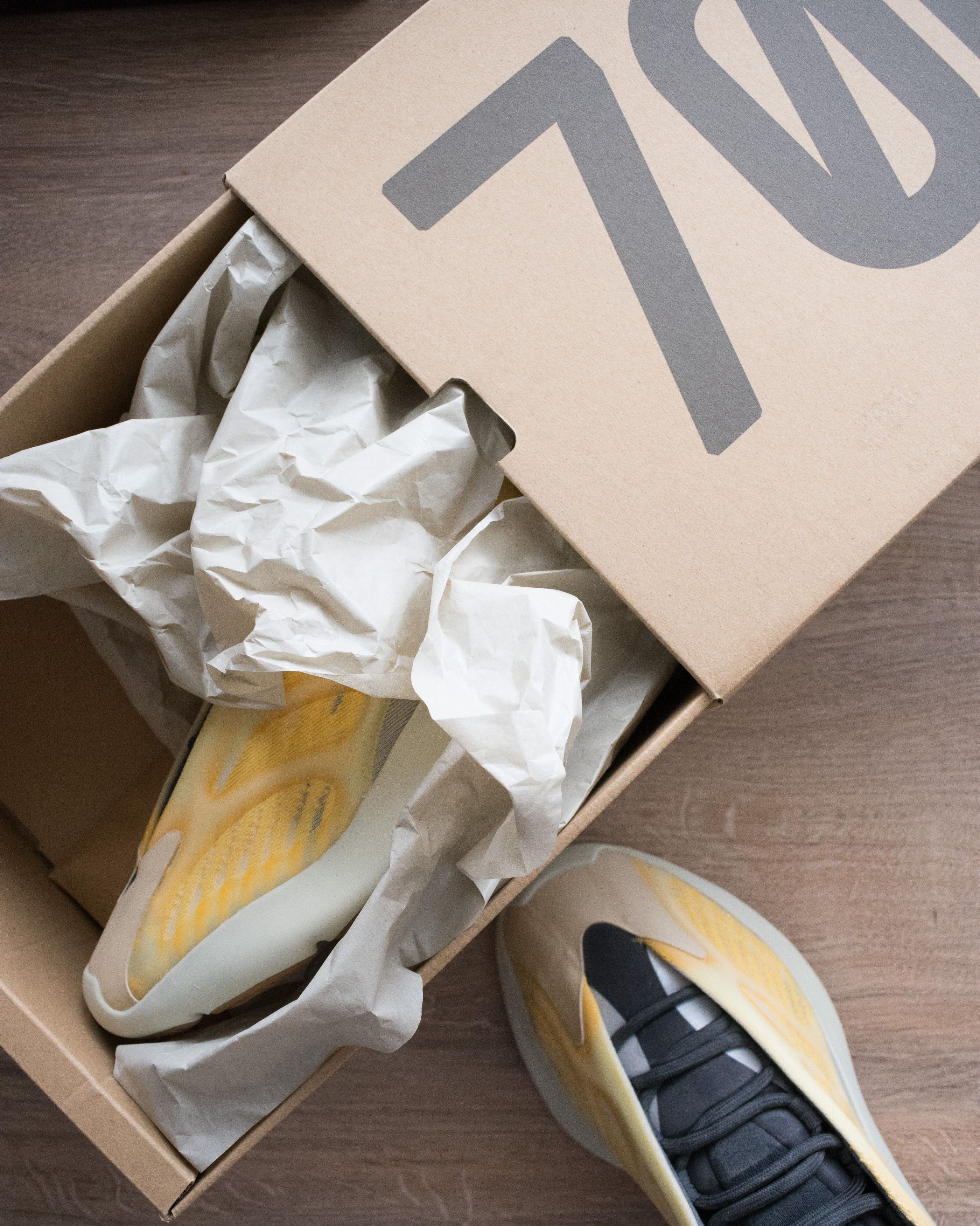 Yeezy Adidas Yeezy 700 V3 Mono Safflover Size US 8.5 / EU 41-42 - 9 Thumbnail