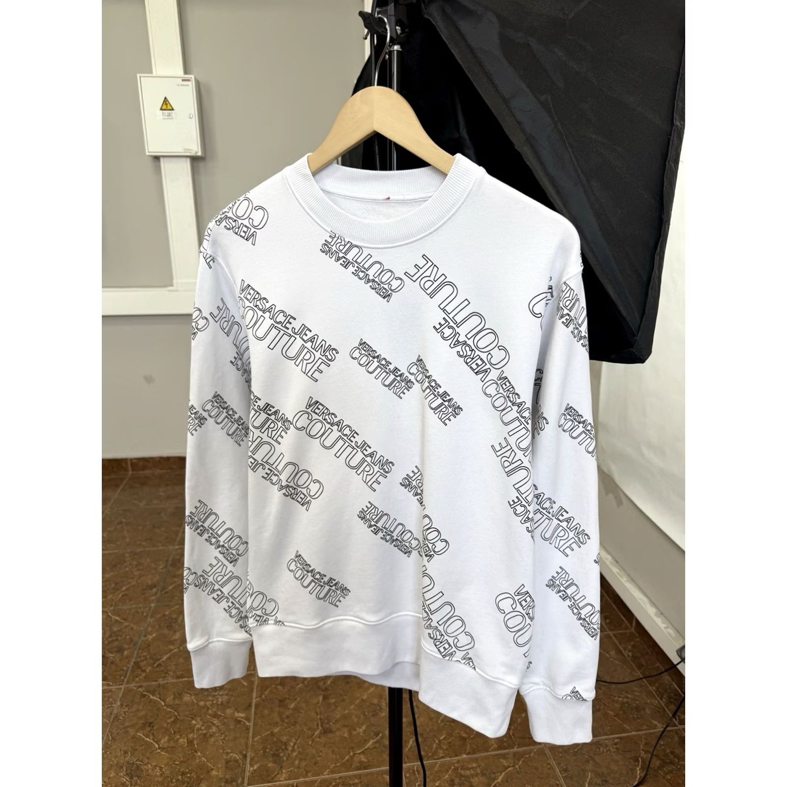 Versace Jeans Couture VINTAGE Versace Jeans Couture Sweatshirt Retro Hype Y2K XS White Mens Pullover XS/S Regular Size Size US XS / EU 42 / 0 - 2 Thumbnail