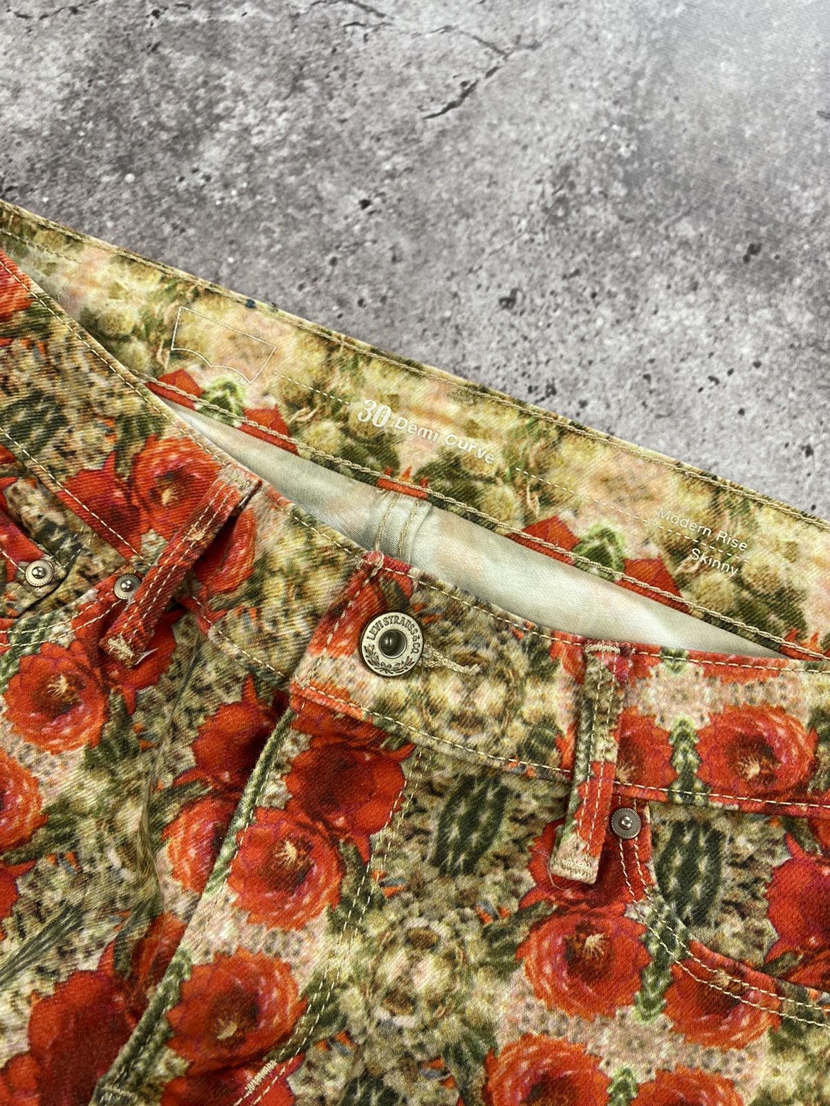 Levi's × Vintage Levi's Overprint Flower Embroidered Button Distressed Jeans Size 30" / US 8 / IT 44 - 3 Thumbnail