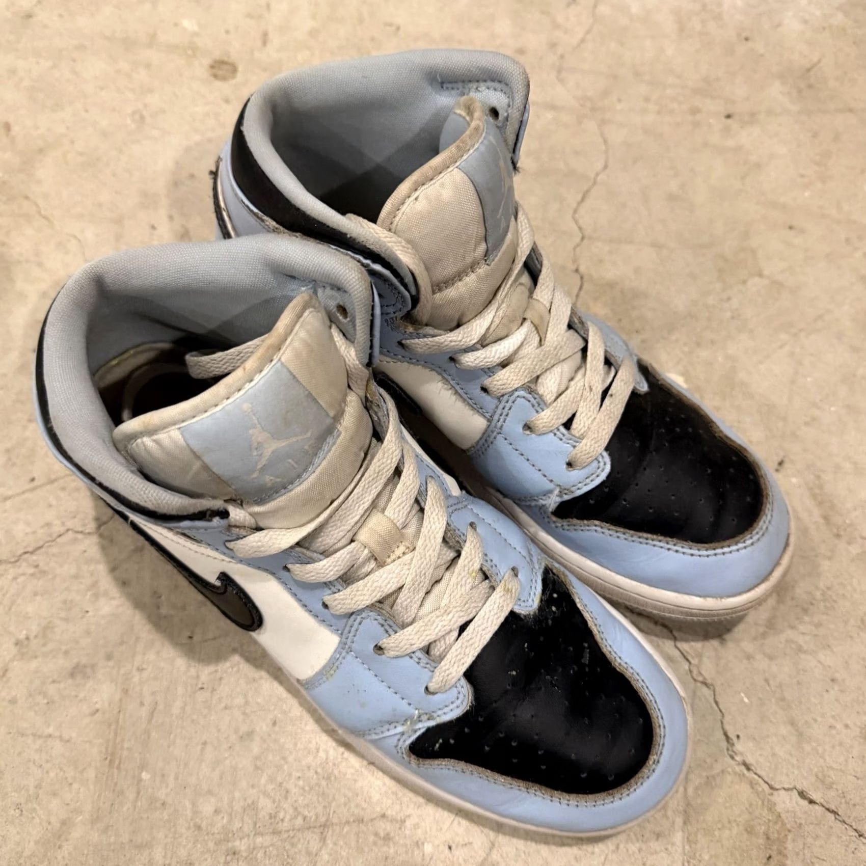 Nike VINTAGE Nike Air Jordan 1 Mid GS Ice Blue Black White *DISTRESSED* Shirt Size US 7 / EU 40 - 2 Thumbnail