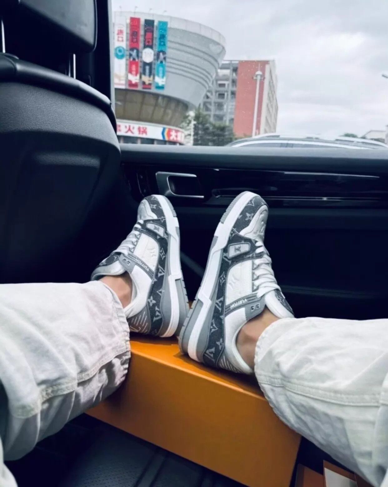 Louis Vuitton LV Men's Trainer Gray & White Monogram Uk8/42 Size US 9 / EU 42 - 2 Thumbnail