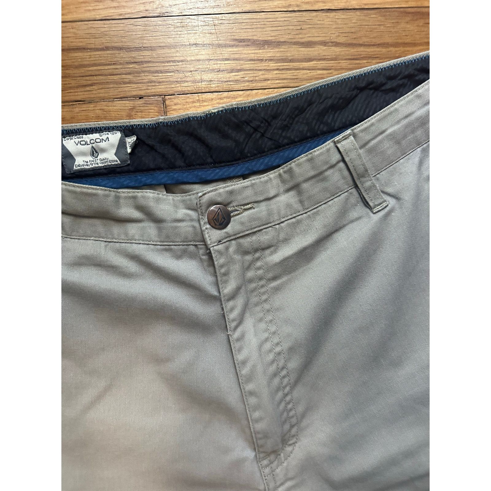 Volcom Volcom Khaki Casual Shorts Size US 36 / EU 52 - 2 Thumbnail