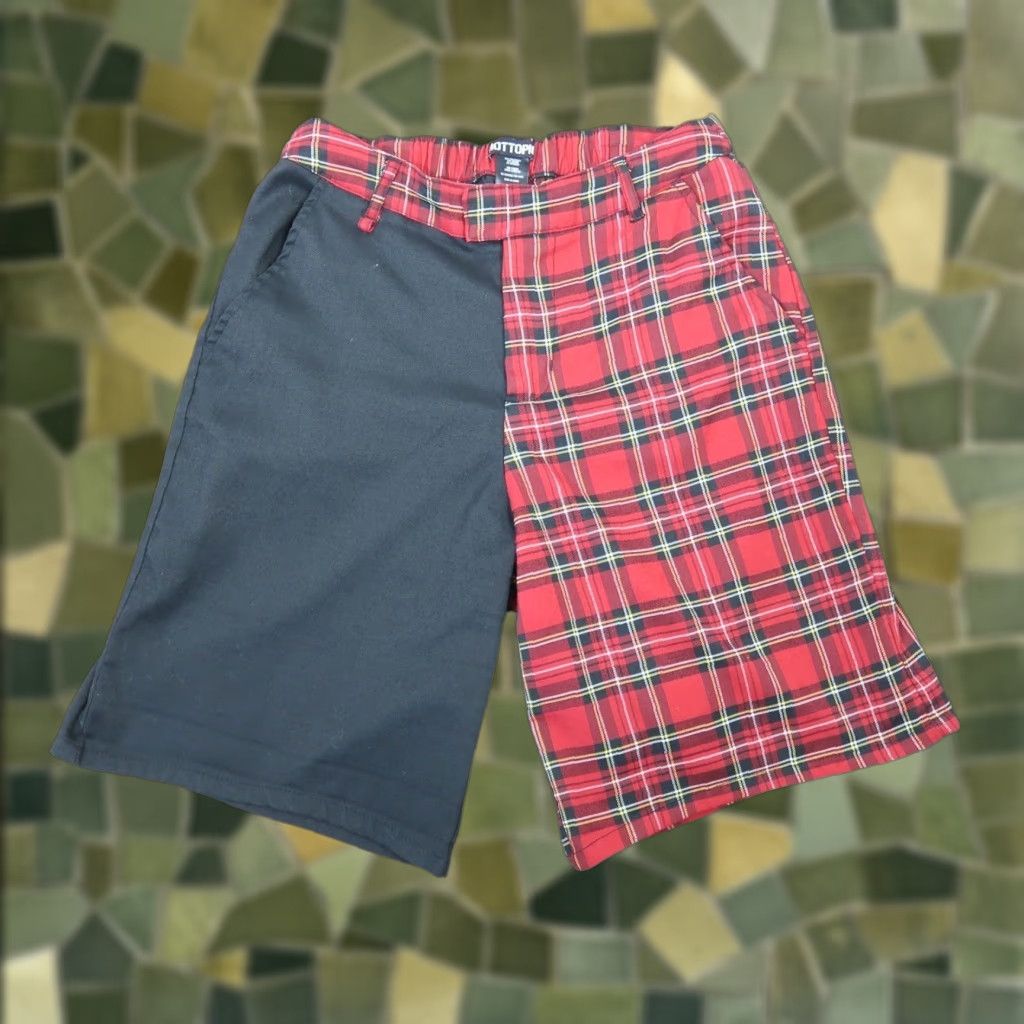 Hot Topic VINTAGE Hot Topic Bermuda Shorts Womens M Red Plaid Black Split Bermuda Shorts Casual Punk Grunge 10in Inseam Womens Size 32" / US 10 / IT 46 - 1 Thumbnail