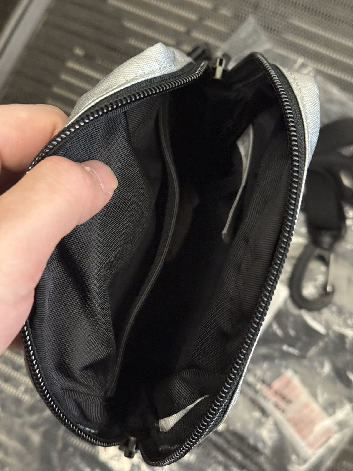 Supreme × The North Face Supreme tnf the north face metallic shoulder bag sliver Size ONE SIZE - 7 Thumbnail