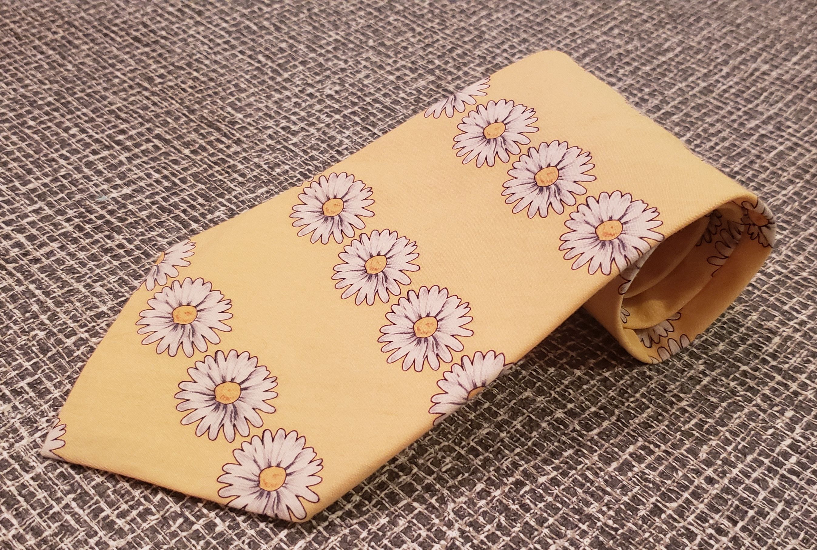 Vintage yellow Crazy Daisies neck tie floral cotton 1980s Size ONE SIZE - 1 Thumbnail