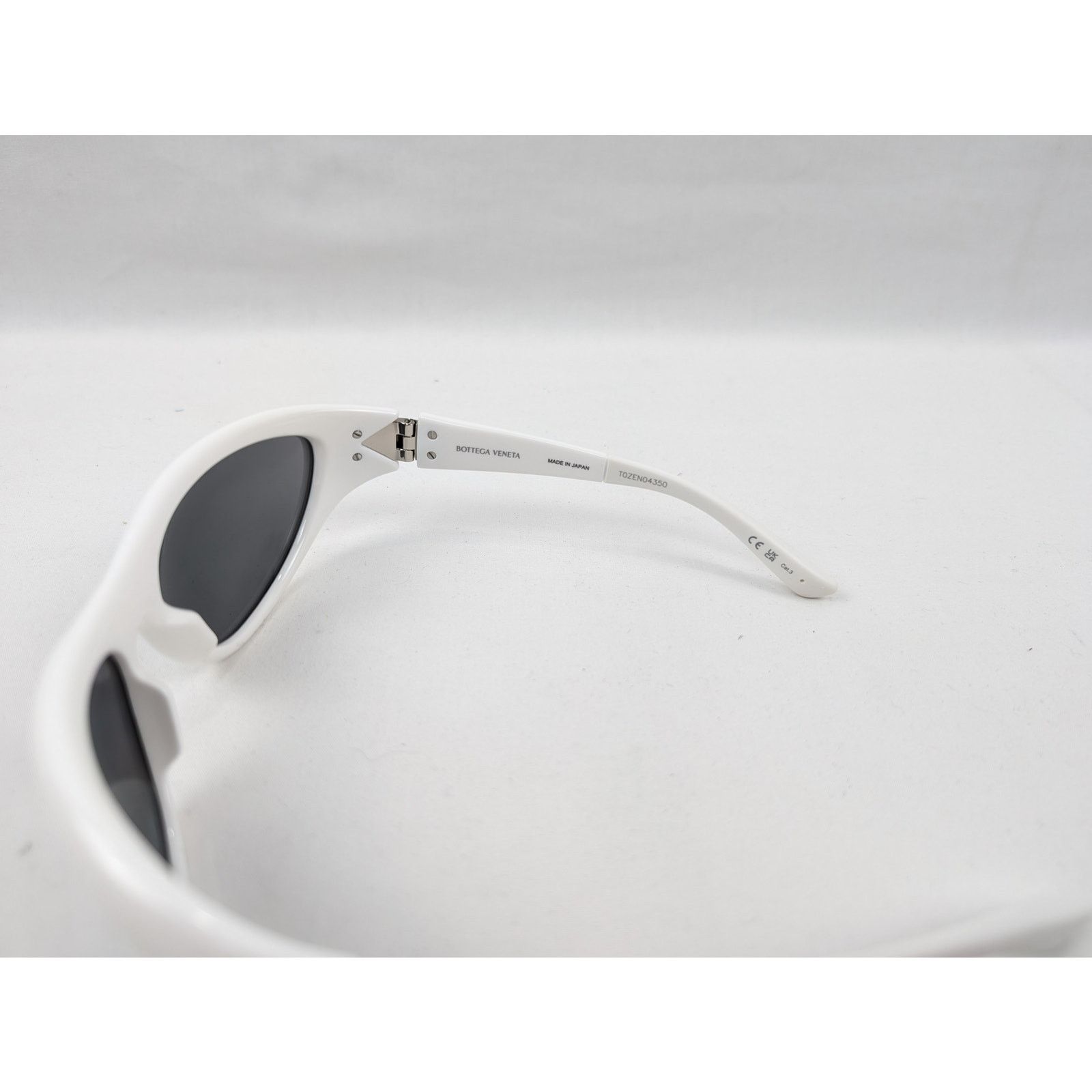 Bottega Veneta o1rshd1 Size: OS / Sungl Case Medium Sunglasses in White Size ONE SIZE - 6 Thumbnail