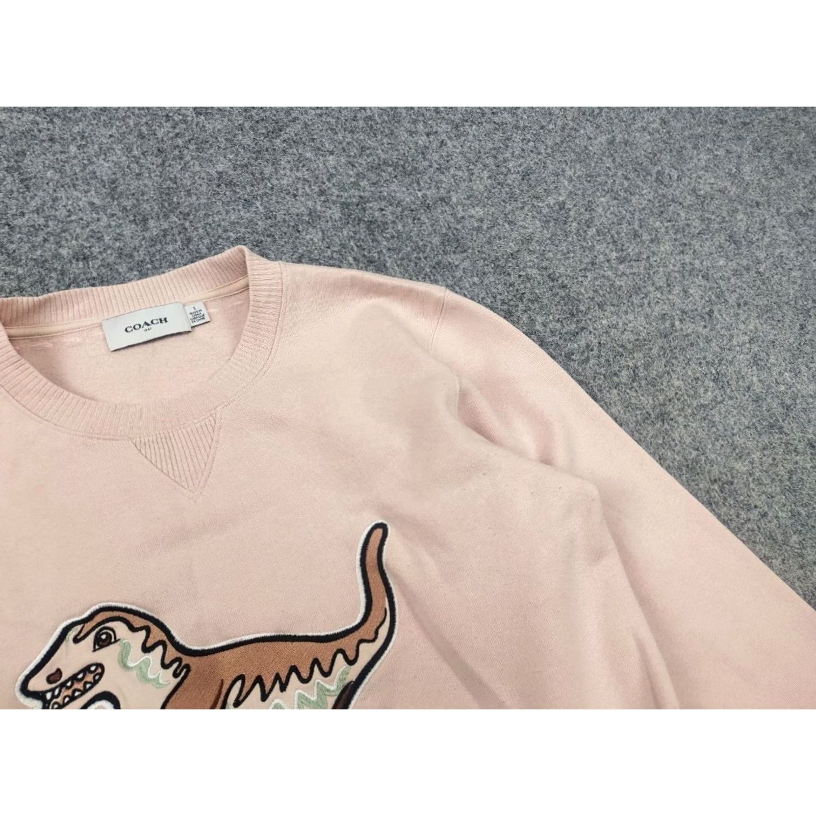 Coach VINTAGE Coach Rexy dinosaur embroidery Logo beige Crew Neck sweatshirt Size S / US 4 / IT 40 - 4 Thumbnail