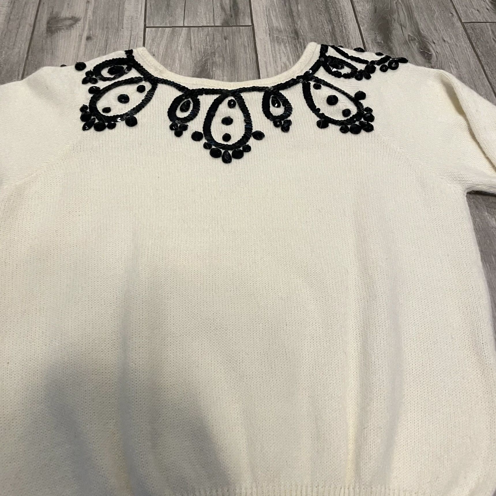 Liz Claiborne VINTAGE Liz Claiborne Sweater Women Small White Angora Beaded Sequins 90s Scoop Neck Dolman Sleeve Pullover Size S / US 4 / IT 40 - 7 Thumbnail