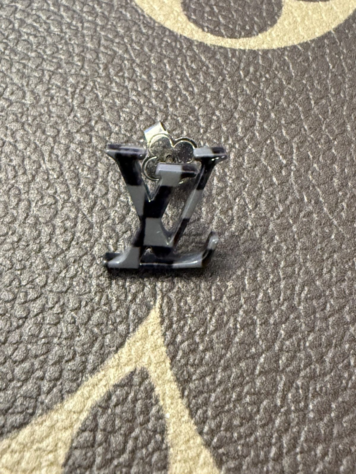 Louis Vuitton Louis Vuitton damier LV logo earring Size ONE SIZE - 2 Thumbnail