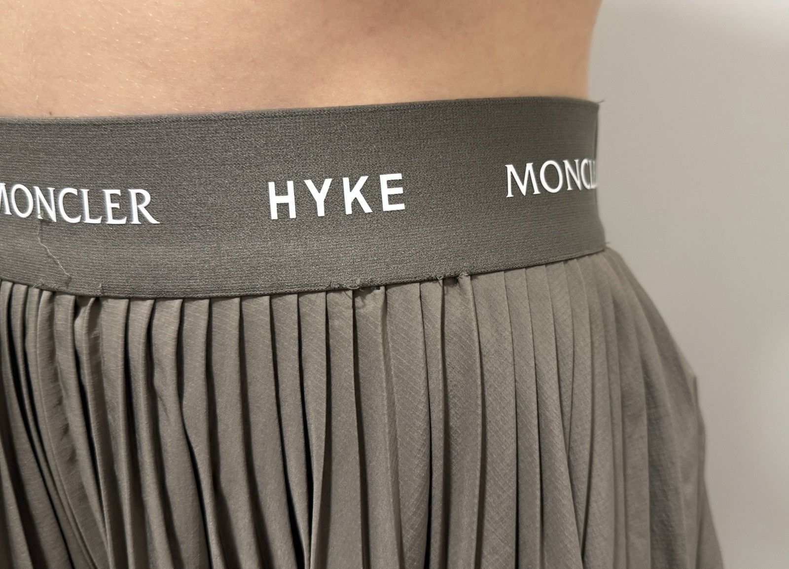 Moncler DDP Moncler x Hyke Pleated Taupe Mid Length Gonna Skirt Size 30" / US 8 / IT 44 - 7 Thumbnail