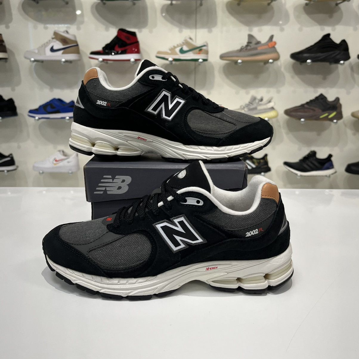 New Balance New Balance 2002R Black Sepia Size US 7 / EU 40 - 1 Thumbnail