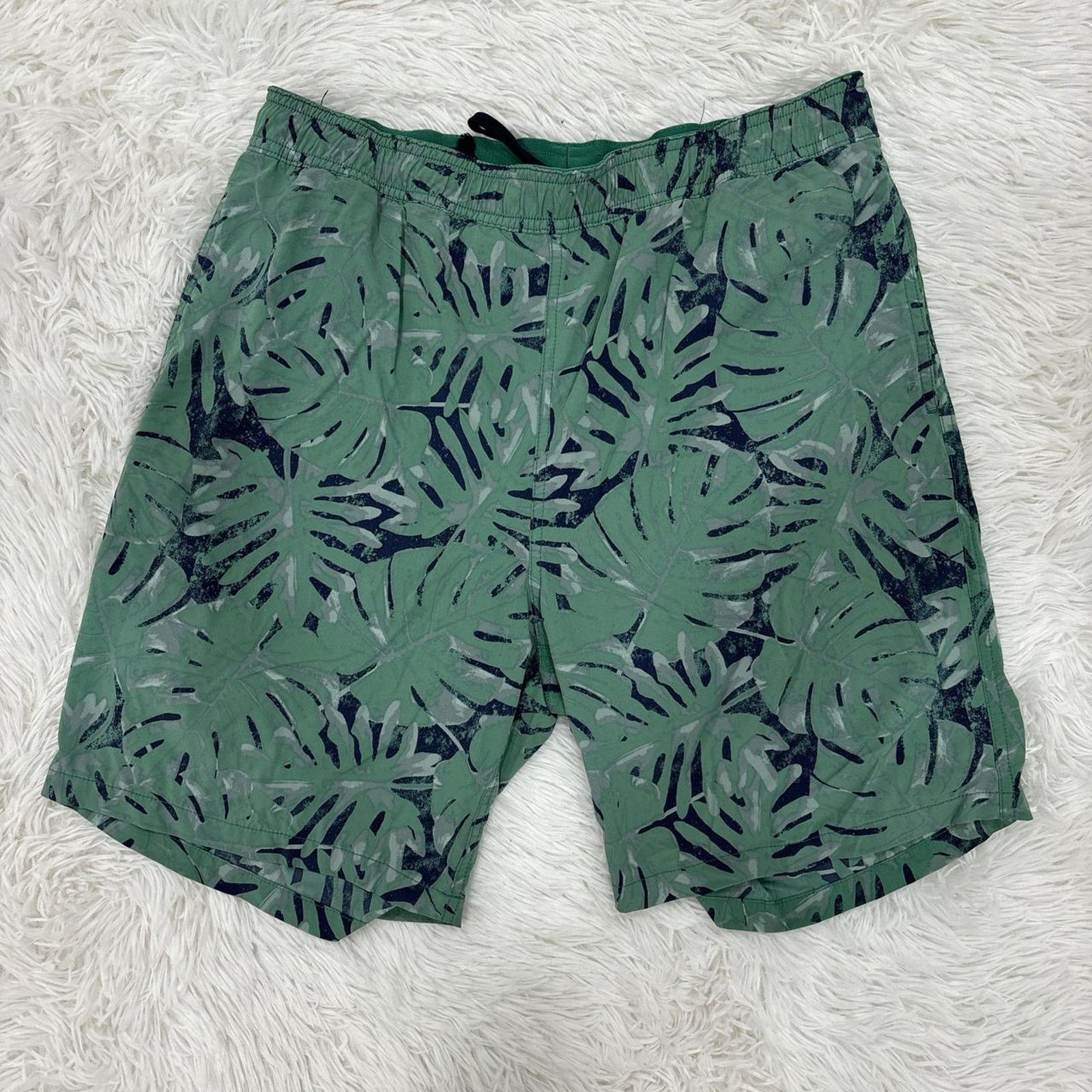 Other Board shorts with all over leaf design Size US 30 / EU 46 - 1 Thumbnail