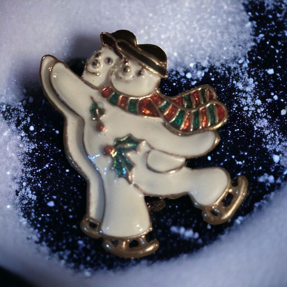 Vintage Vintage enamel ice skating snowmen brooch Size ONE SIZE - 1 Thumbnail