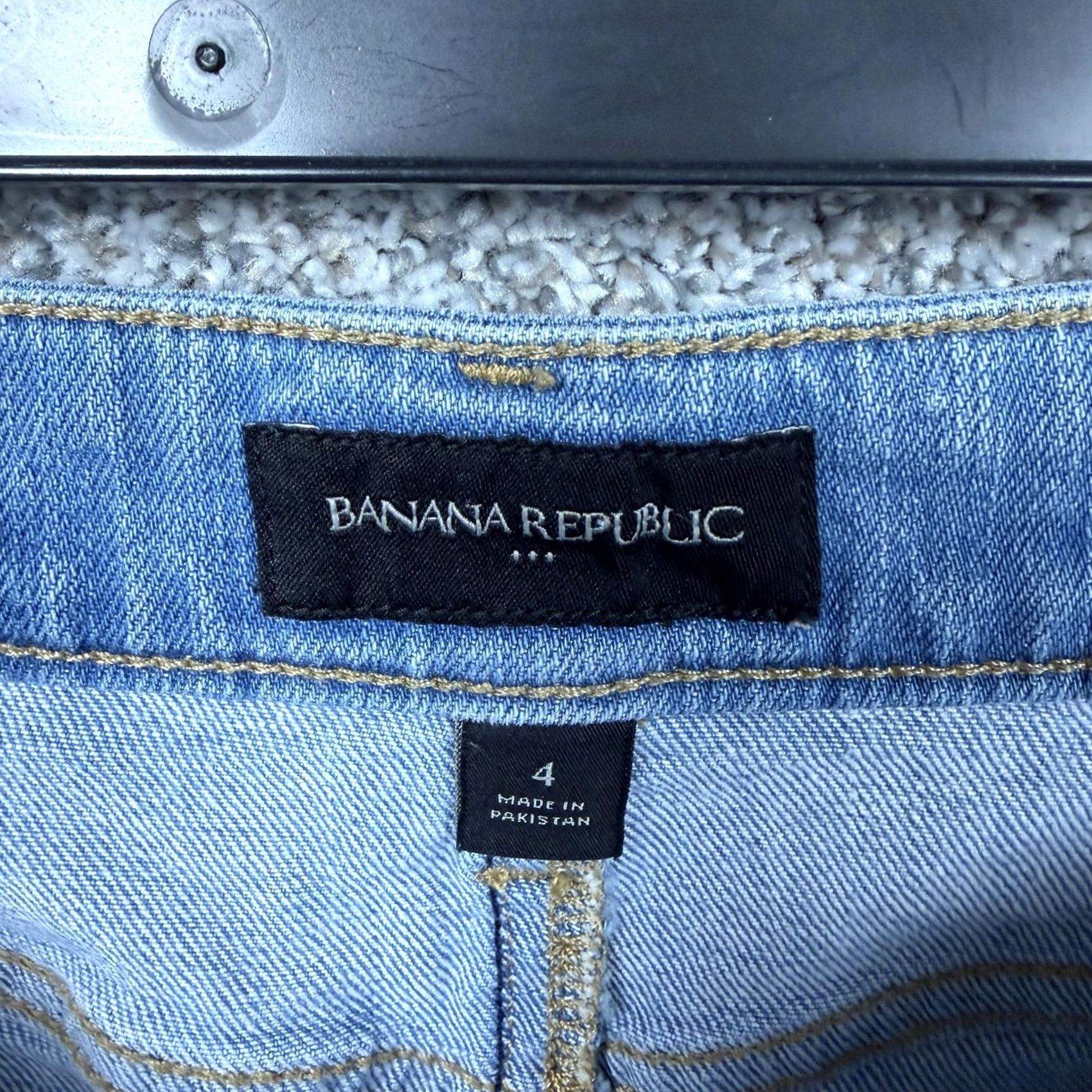 Banana Republic Banana Republic Denim Skirt 4 Button Front Pencil Light Wash Office Chic Classic Skirt Women 4 Blue Knee Length Pockets Stretch"} Size 27" / US 4 / IT 40 - 4 Thumbnail