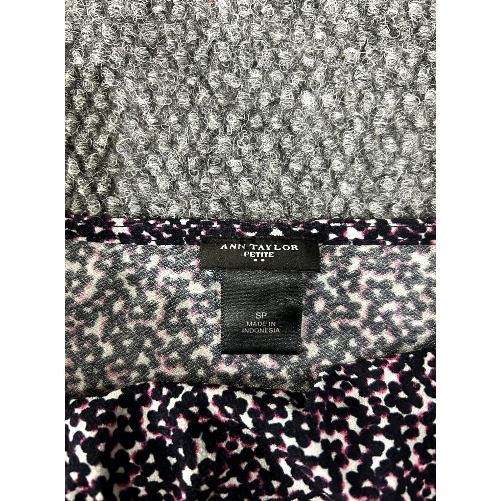 Ann Taylor VINTAGE Ann Taylor top Womens Petite Small Black Pink Abstract Print Knit Size S / US 4 / IT 40 - 3 Thumbnail