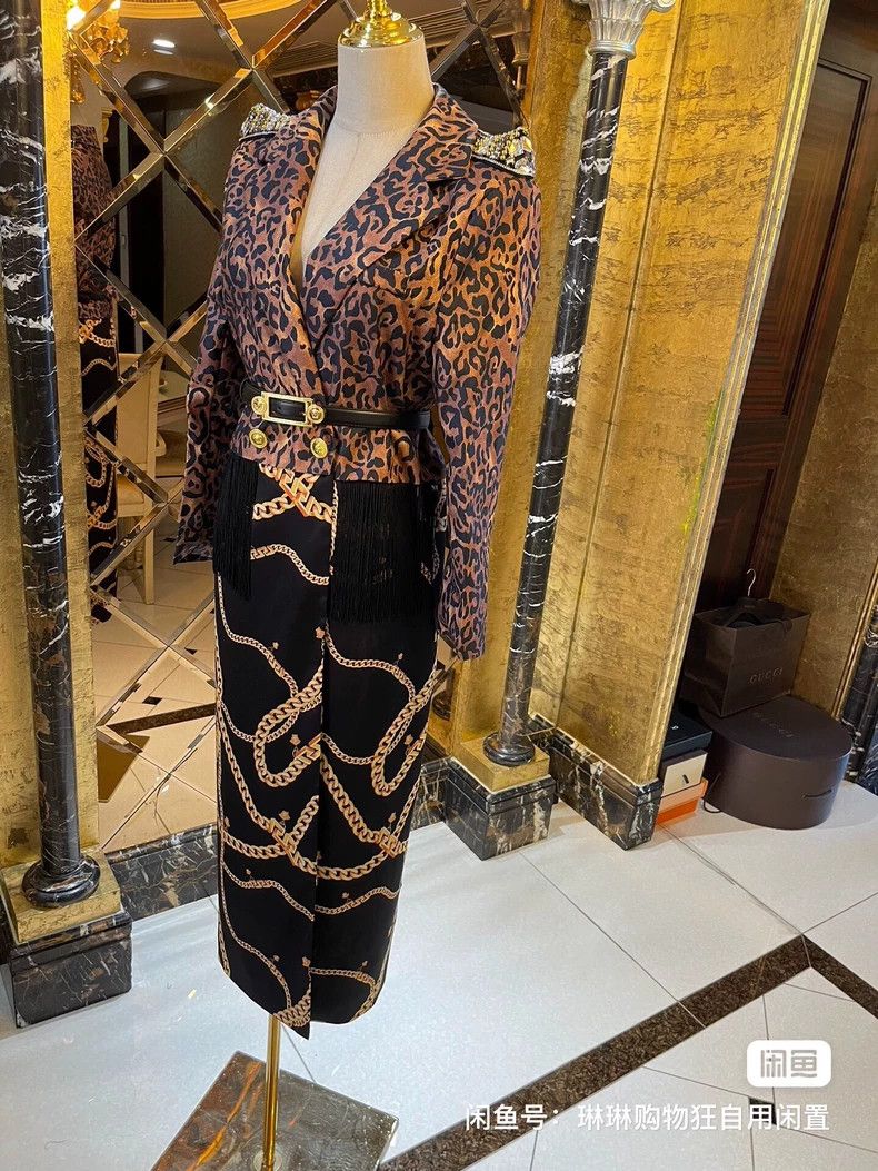 Versace Versace Three-dimensional rhinestone pagoda shoulder shrug Size M / US 6-8 / IT 42-44 - 3 Thumbnail