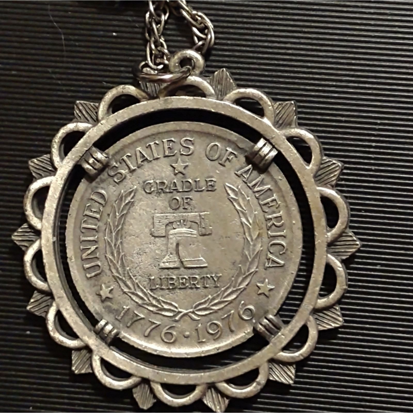 Vintage Beautiful old vintage bicentennial coin 1776 /1976 necklace Size ONE SIZE - 3 Thumbnail