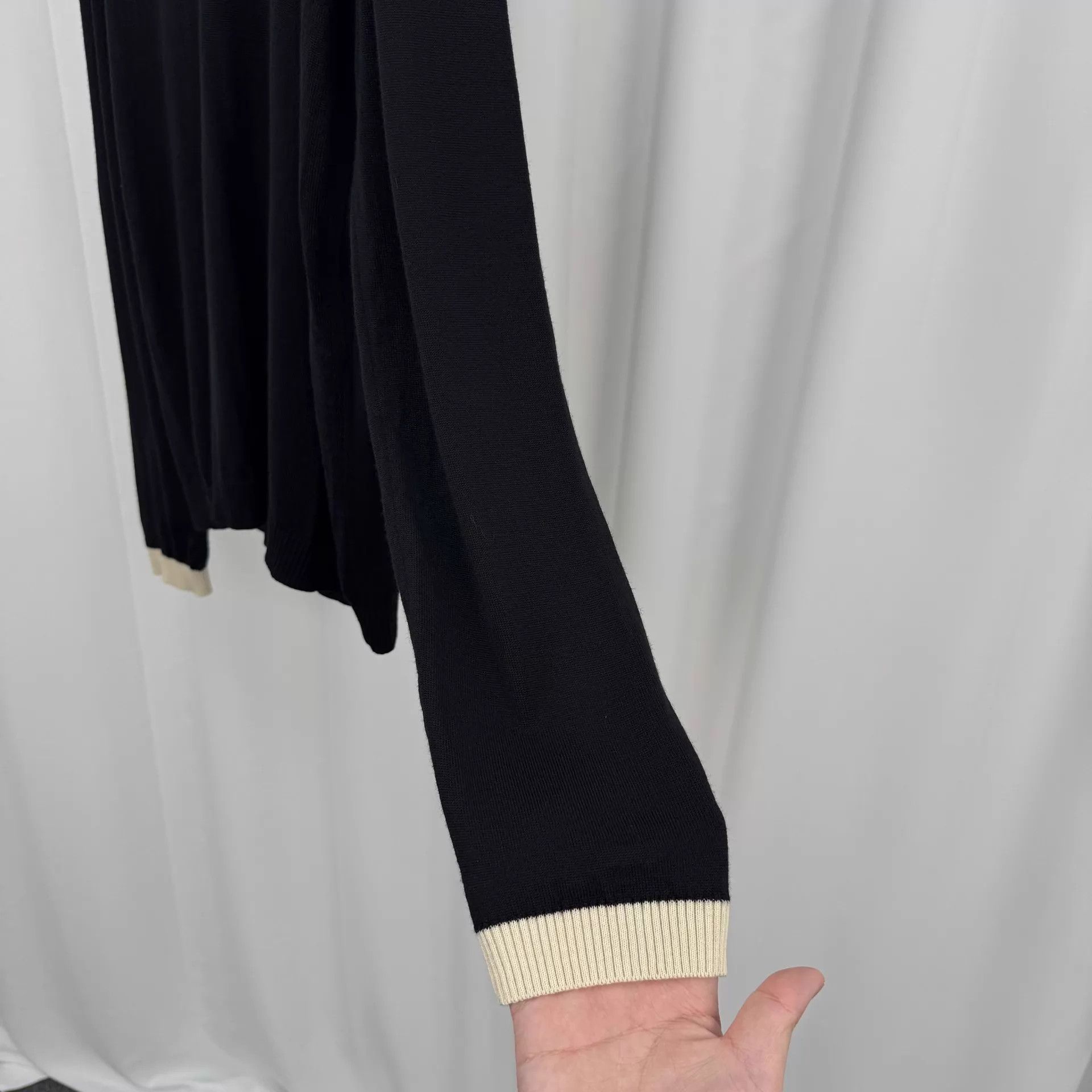 Gucci Gucci Black Embrd Bee V-neck Knit Sweater M 99 New Size M / US 6-8 / IT 42-44 - 4 Thumbnail