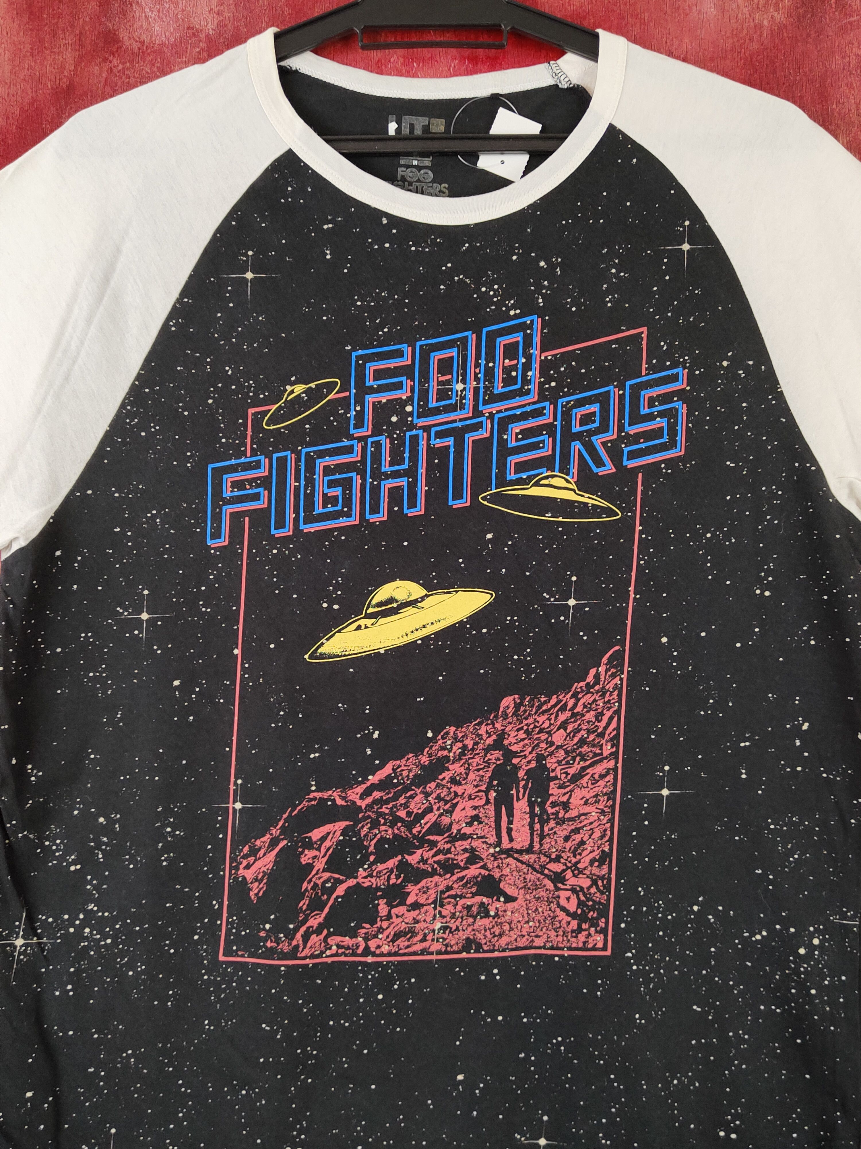 Band Tees Uniqlo X Foo Fighter Sleeve T-shirts #S2302 Size US M / EU 48-50 / 2 - 2 Thumbnail