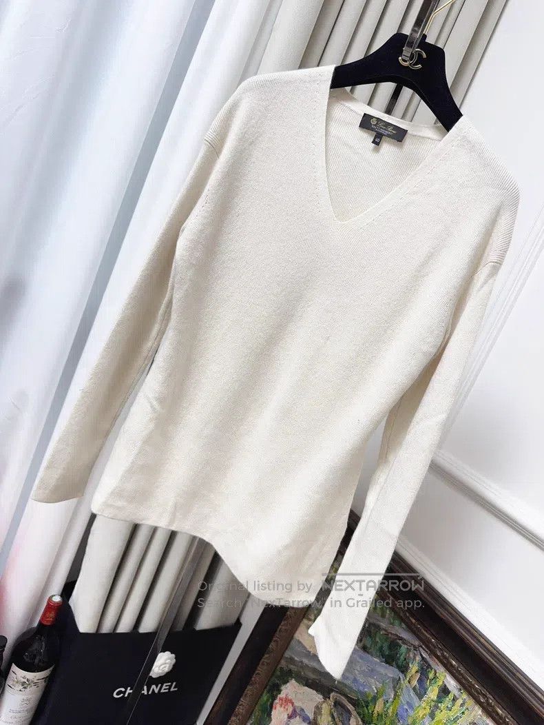 Loro Piana Loro Piana Beige V-neck Knit Sweater Size XS / US 0-2 / IT 36-38 - 1 Thumbnail