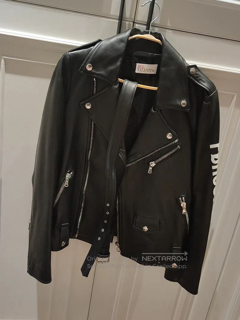 Valentino Valentino The woman wears a leather coat Size S / US 4 / IT 40 - 1 Thumbnail