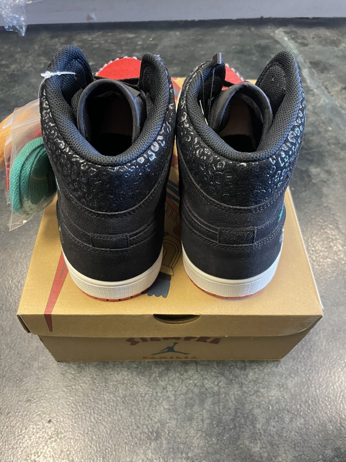 Jordan Brand Jordan 1 Mid Familia Size US 13 / EU 46 - 4 Thumbnail