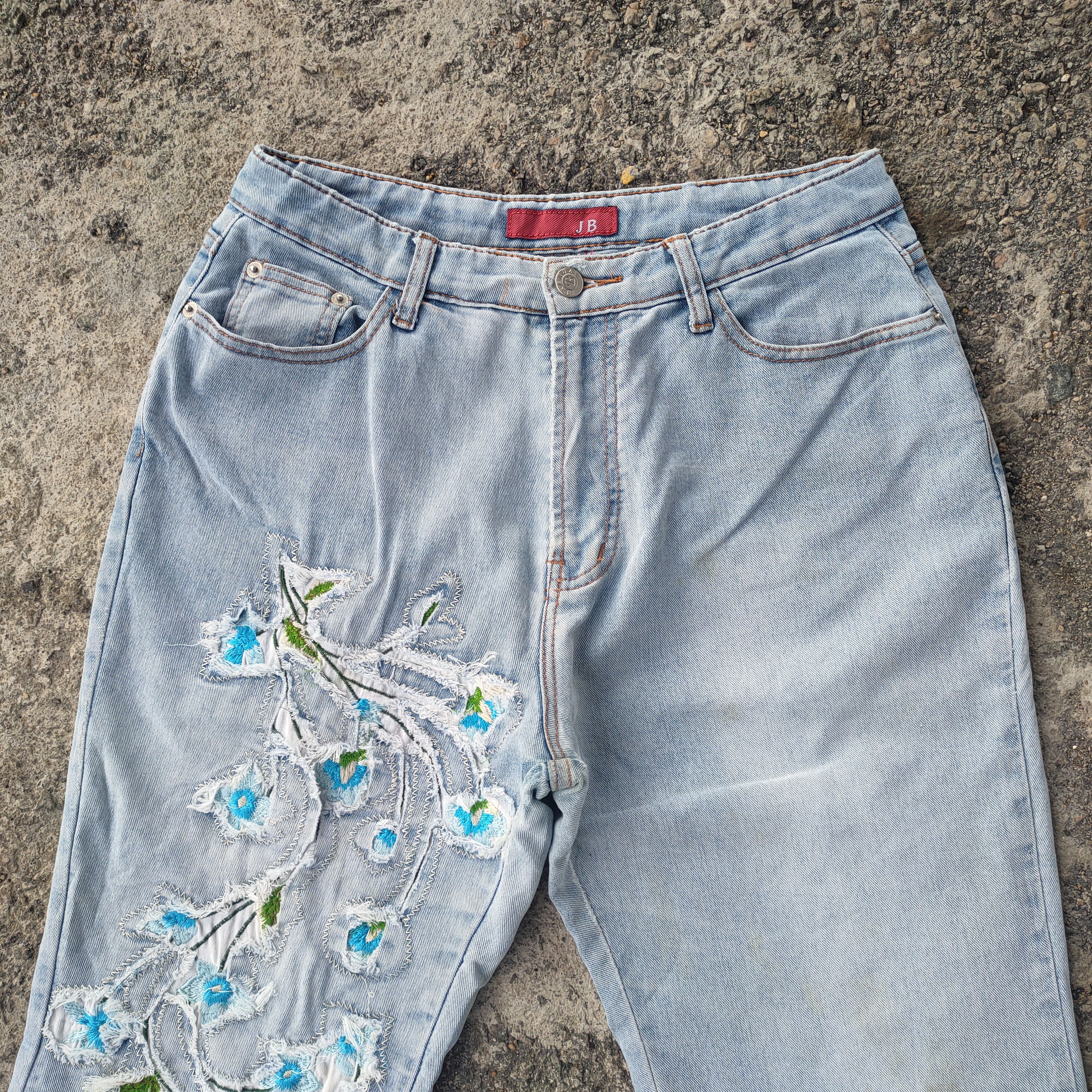 Japanese Brand FLARE VINTAGE JAPANESE EMBROIDERED FLOWER JEANS DENIM PANTS Size US 30 / EU 46 - 3 Thumbnail