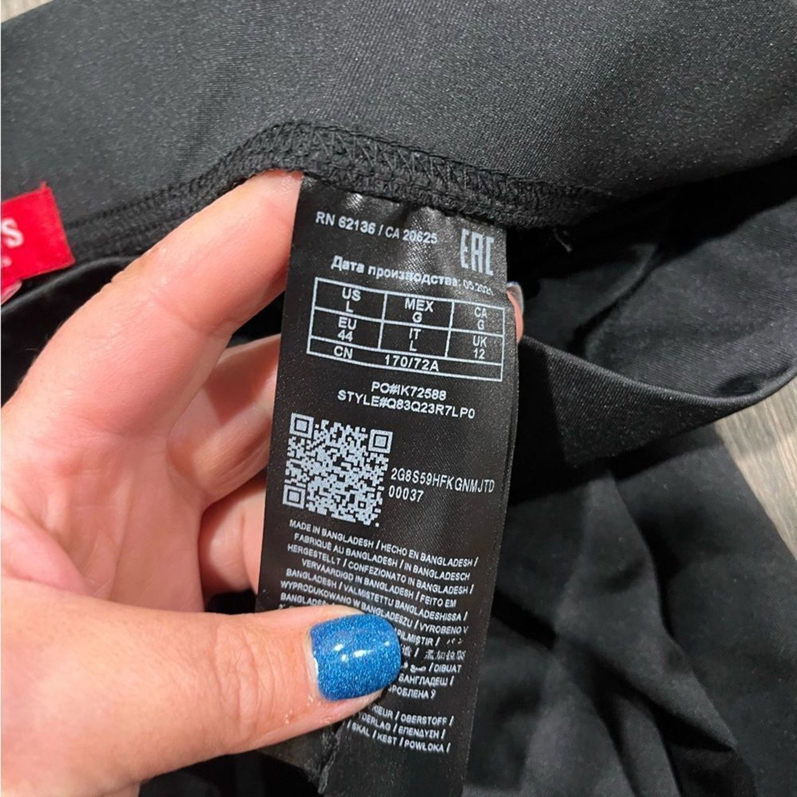 Guess NWOT Guess Black Cropped Capri Leggings Logo Print Size L Size 30" / US 8 / IT 44 - 7 Thumbnail