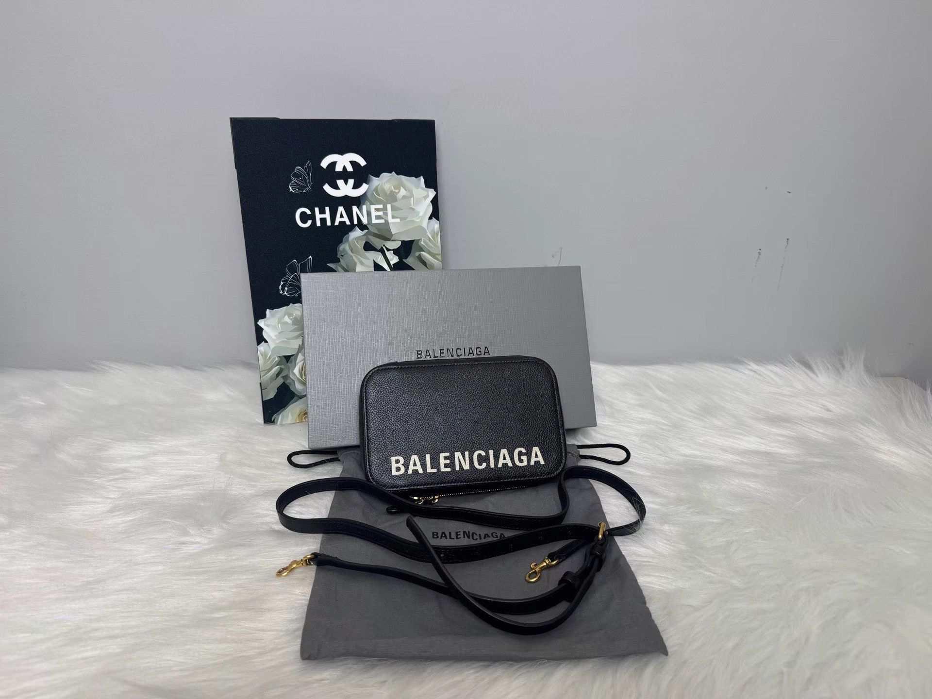 Balenciaga Balenciaga Leather Logo Crossbody Phone Bag K36 Size ONE SIZE - 1 Thumbnail