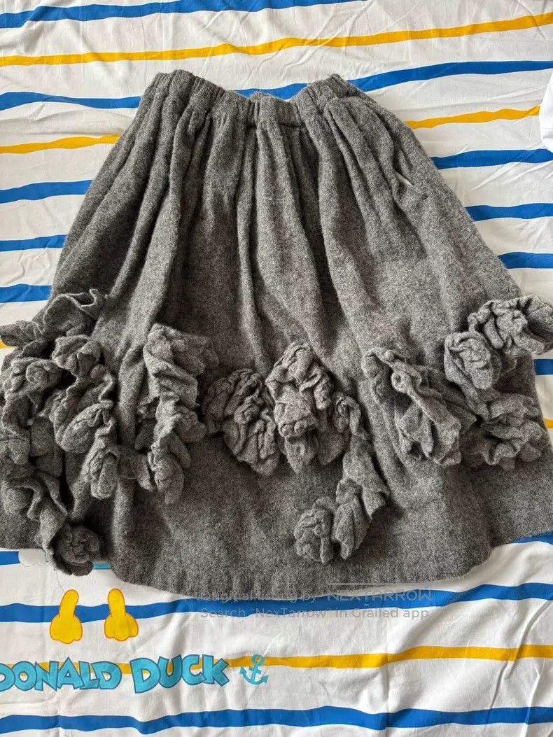 Comme Des Garcons size XS Gray boucle rose skirt