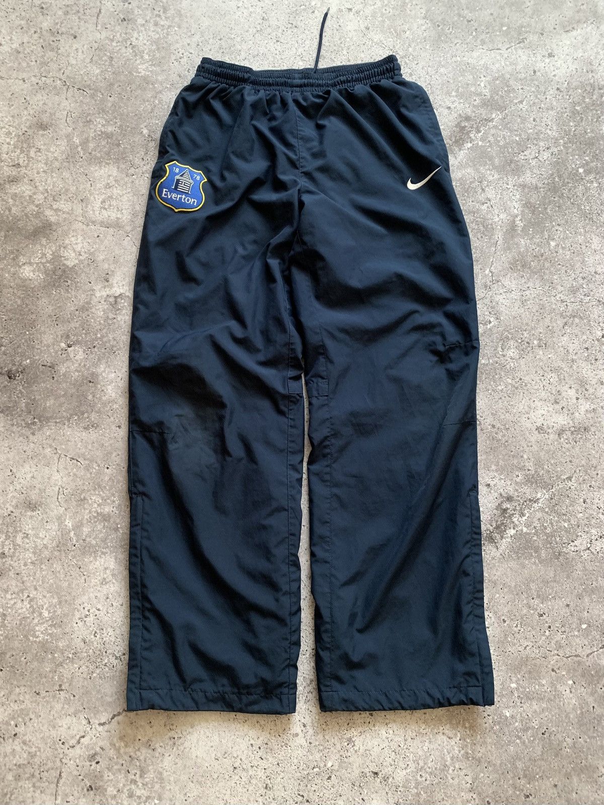 Nike 🔥VINTAGE NIKE EVERTON BAGGY TRACK PANTS SWEATPANTS Size US 32 / EU 48 - 2 Thumbnail