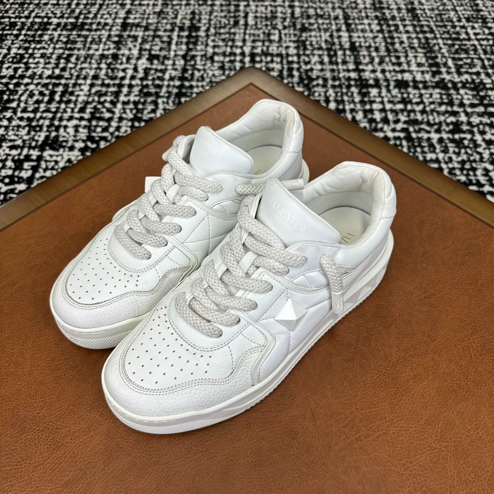 Valentino Valentino Casual White Lowtop Sneakers 11 Men Size US 11 / EU 44 - 1 Thumbnail