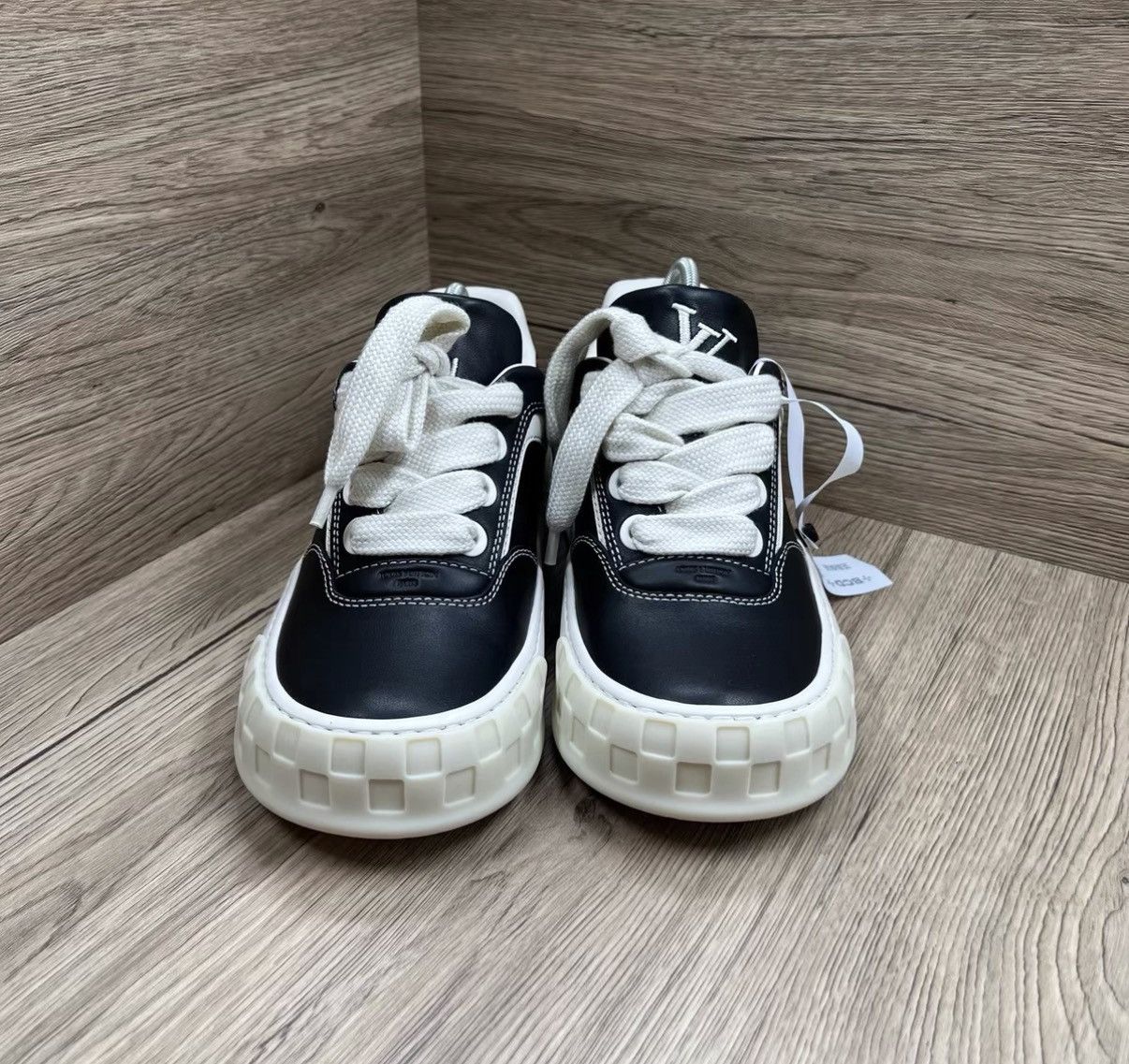 Louis Vuitton Louis Vuitton LV Tilted Black Biscuit Sneakers J41 Size US 8.5 / EU 41-42 - 2 Thumbnail