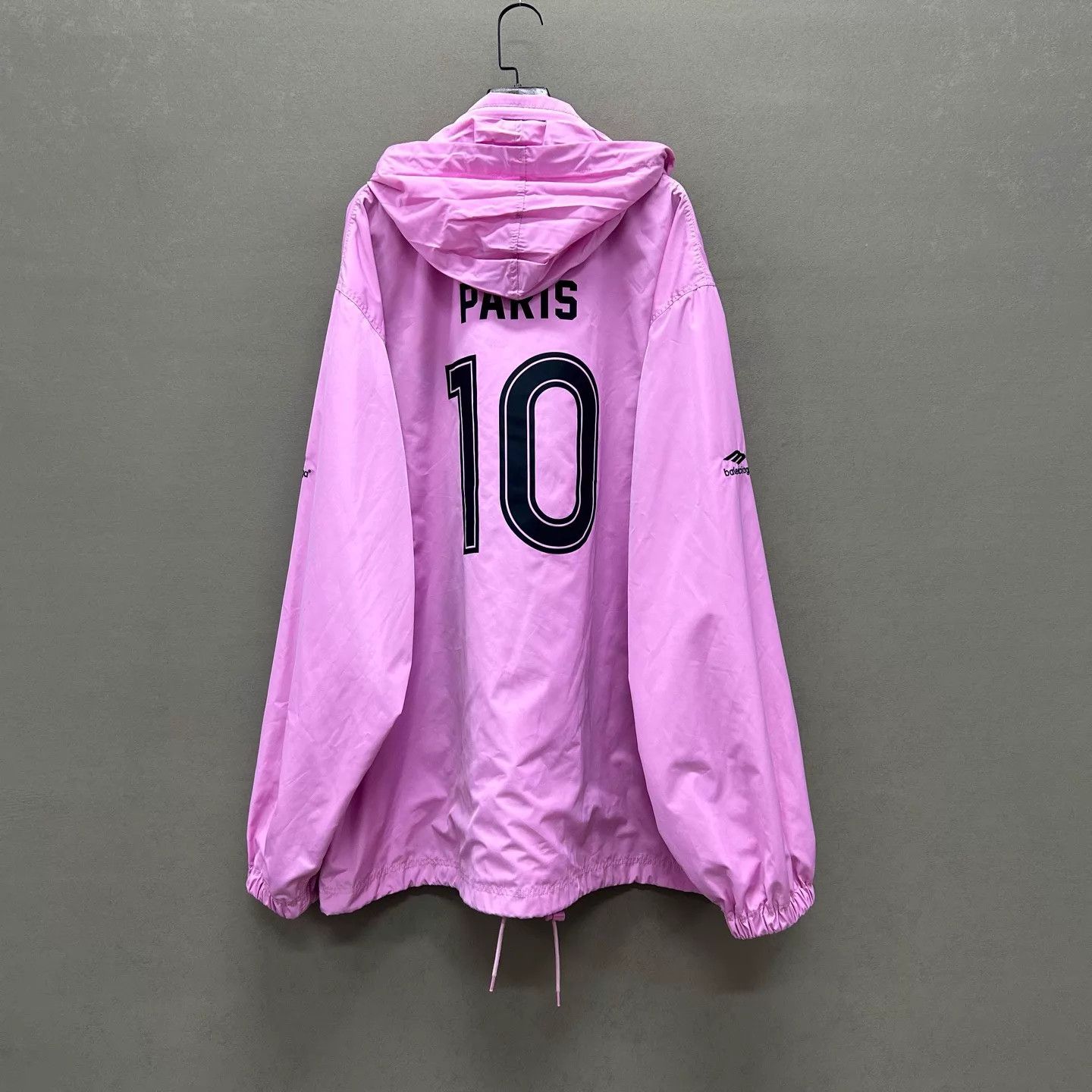 Balenciaga Balenciaga x Man Utd Pink Oversized Logo Print Coach Jkt XS Size US XS / EU 42 / 0 - 2 Thumbnail