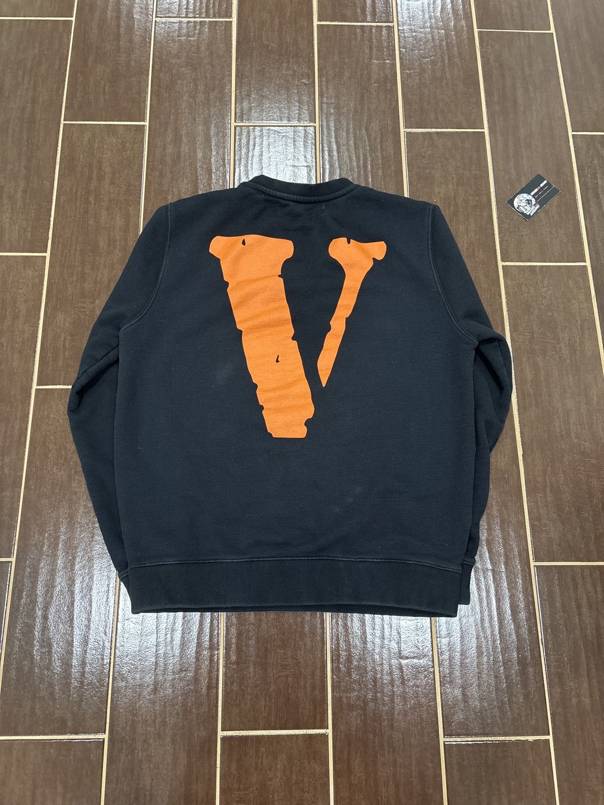 Off-White × Vlone LIGHT WEAR Off-White x Vlone Crewneck Black SZ M/Fits L Size US L / EU 52-54 / 3 - 3 Thumbnail