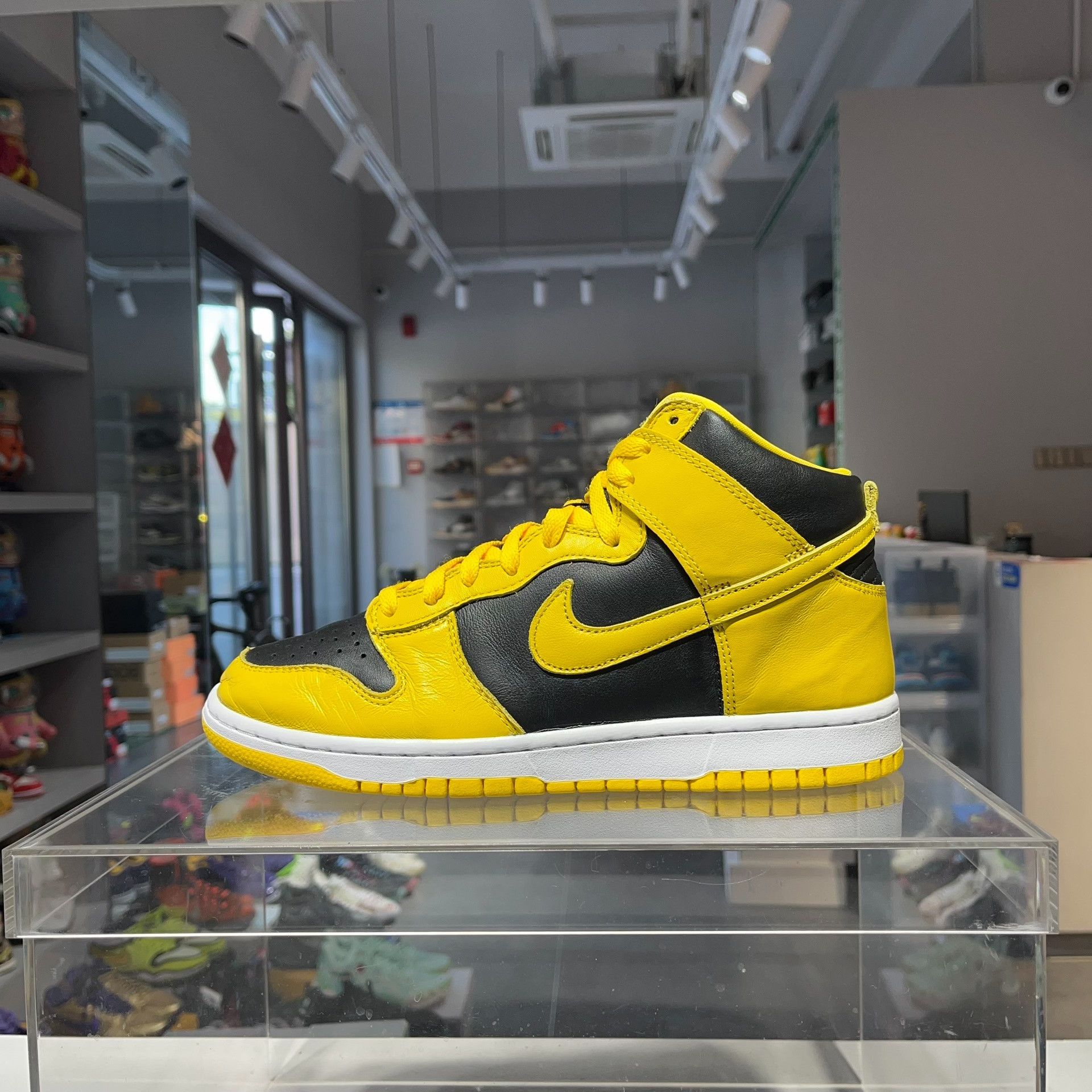 Nike Nike DUNK Yellow Lowtop Sneakers 9.5 Men Size US 9.5 / EU 42-43 - 1 Thumbnail