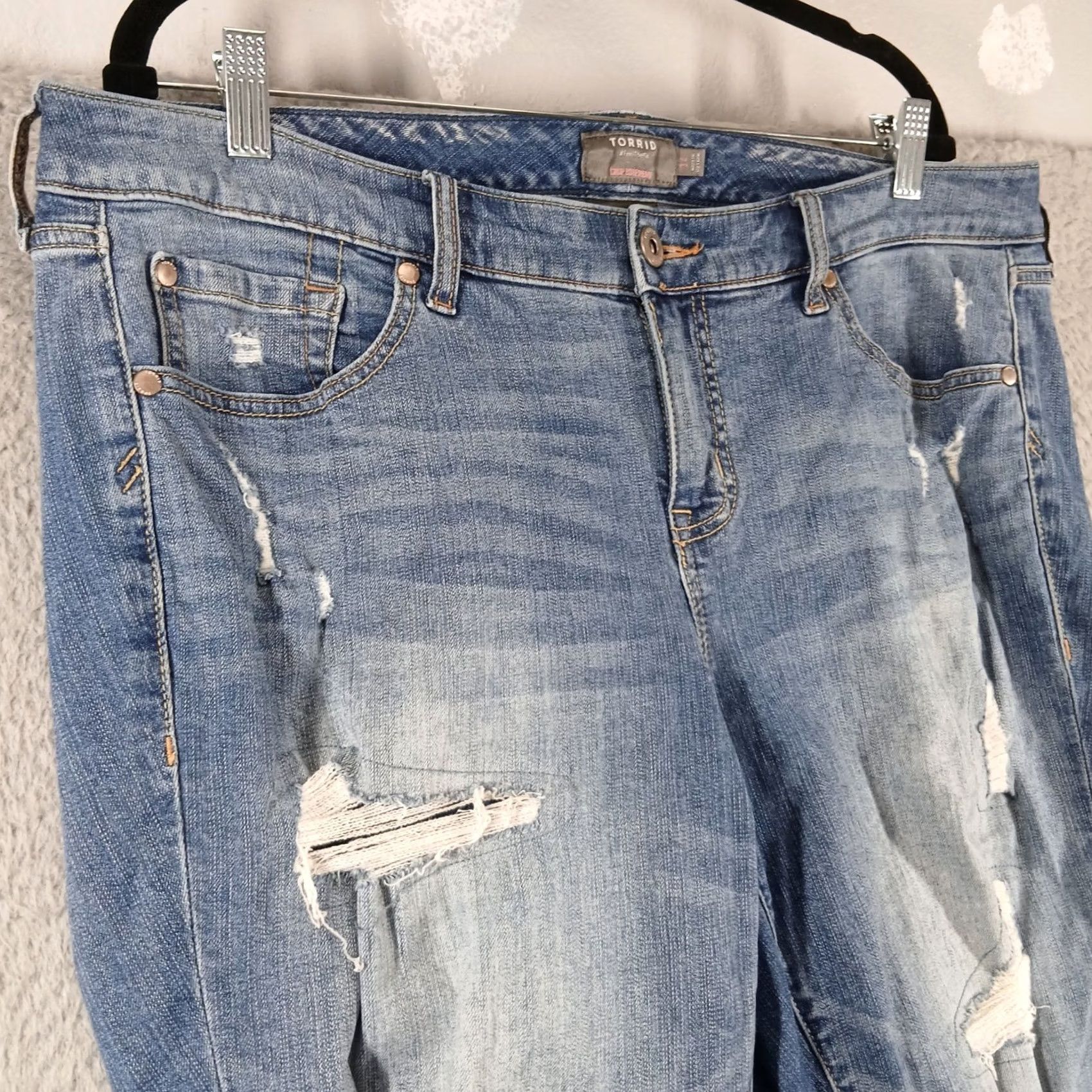 Torrid Torrid Vintage Stretch Crop Boyfriend Jeans Distressed Medium Wash Size 14 Size 36" / US 14 / IT 50 - 7 Thumbnail