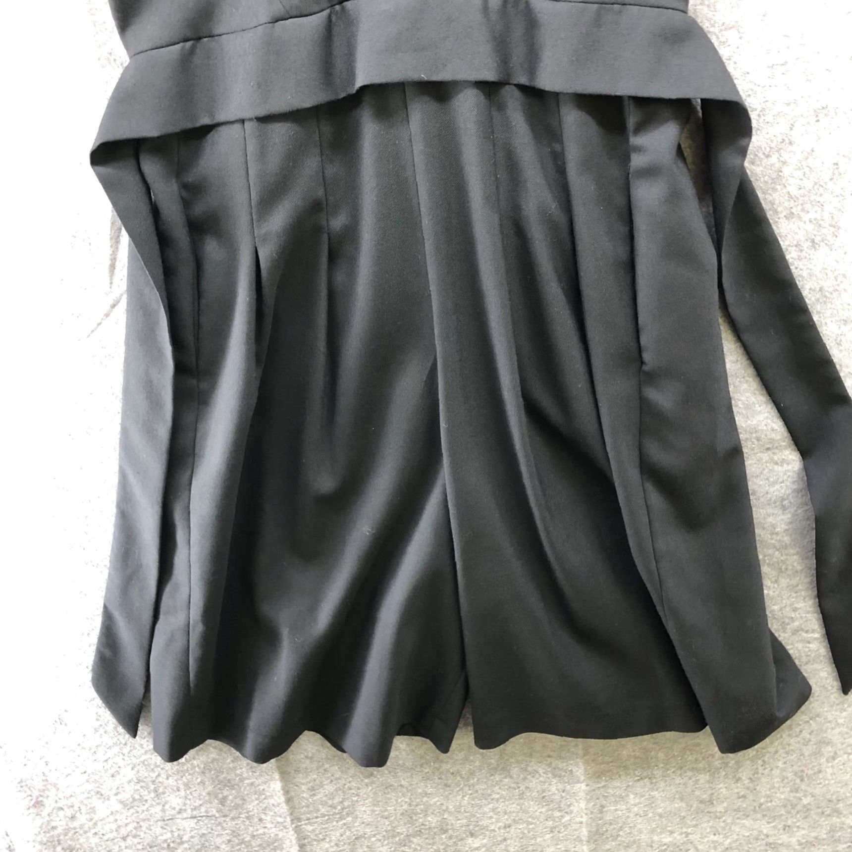 French Connection French Connection Romper Dress Black Short Sleeve V-Neck Pleated Puff Sleeve Wide-Leg 8 Women Size 30" / US 8 / IT 44 - 4 Thumbnail