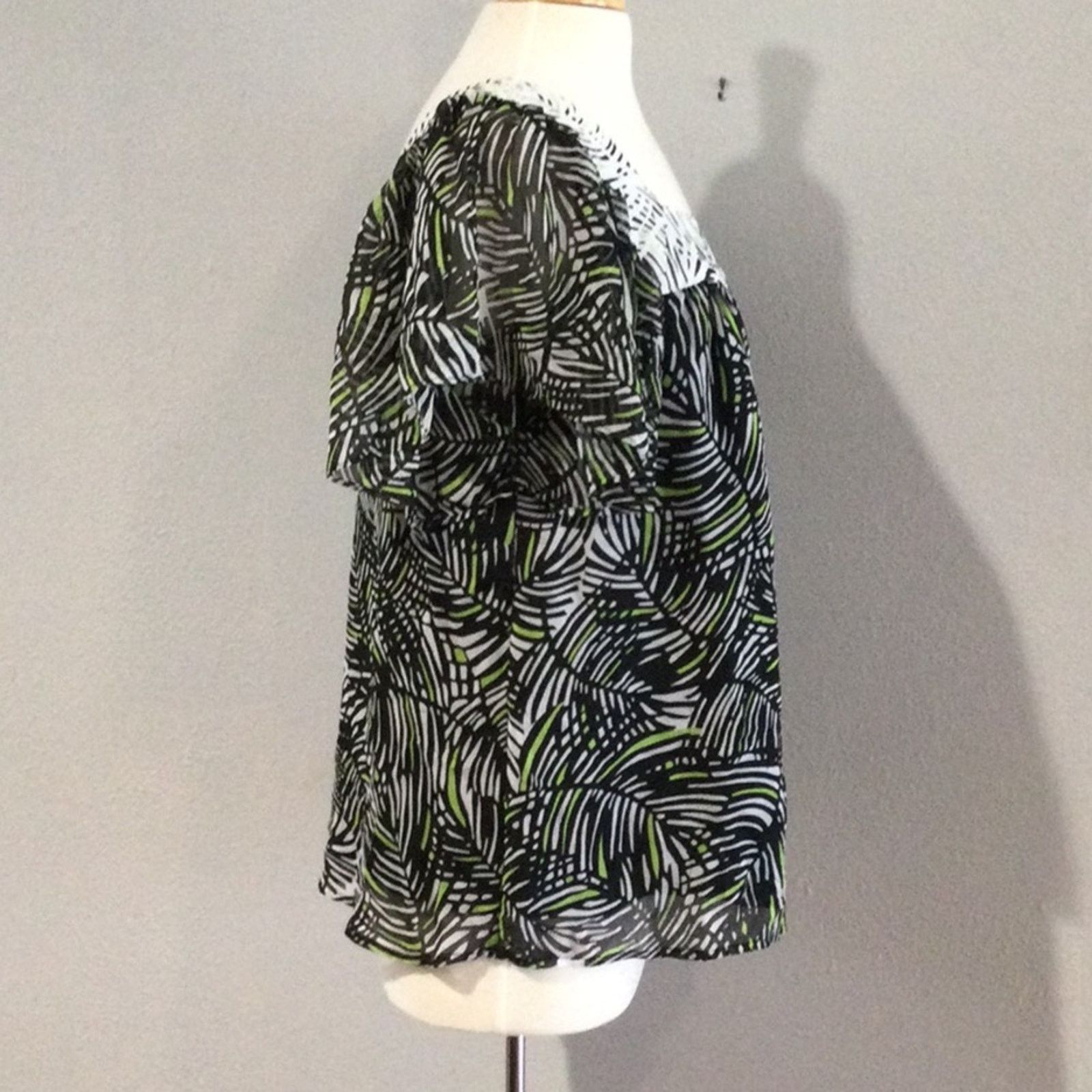 Worthington Worthington Foliage Print Flutter Sleeve Square Neck Top L Size L / US 10 / IT 46 - 4 Thumbnail