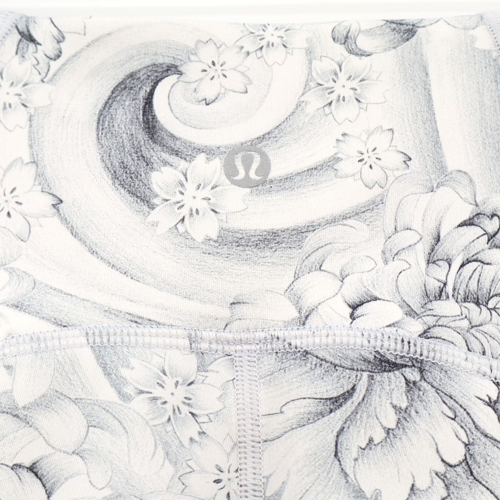 Lululemon Lululemon Women's Train Times 7/8 Pants Inseam 25" Twine White Multi Sz 4 Floral Pattern Bottoms Athletic Skinny Leggings Ch Size 27" / US 4 / IT 40 - 4 Thumbnail