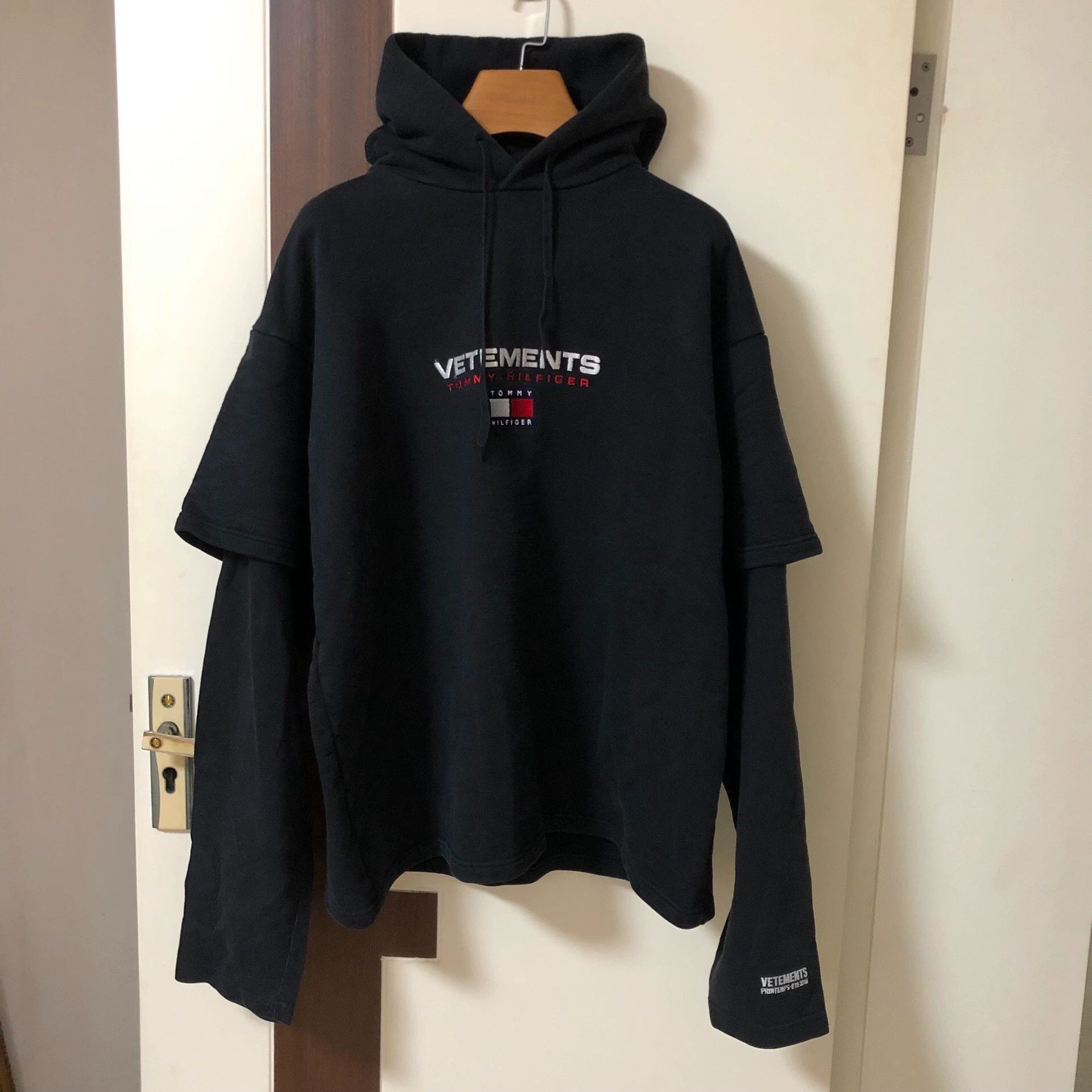 Vetements Vetements Tommy Collaboration Layered Look Hoodie - dmc Size US S / EU 44-46 / 1 - 1 Thumbnail