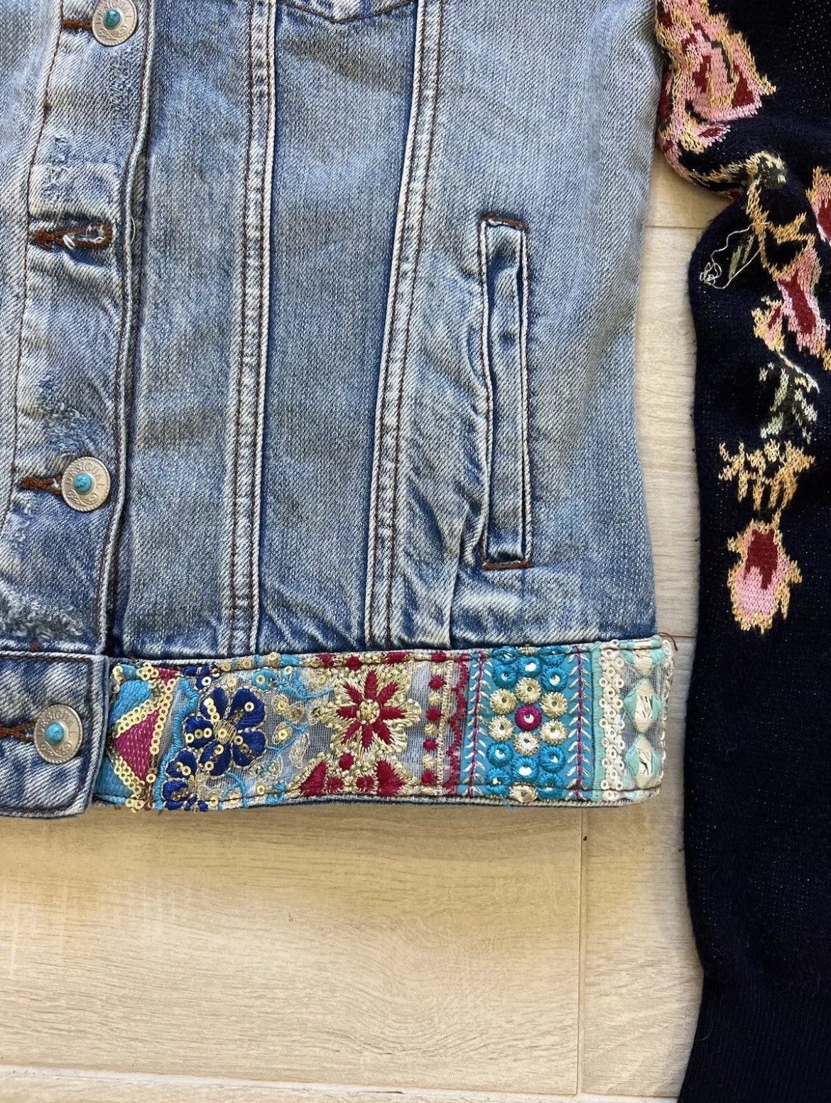 Desigual × Vintage Desigual VTG women's denim jacket with button patterns Size S / US 4 / IT 40 - 3 Thumbnail