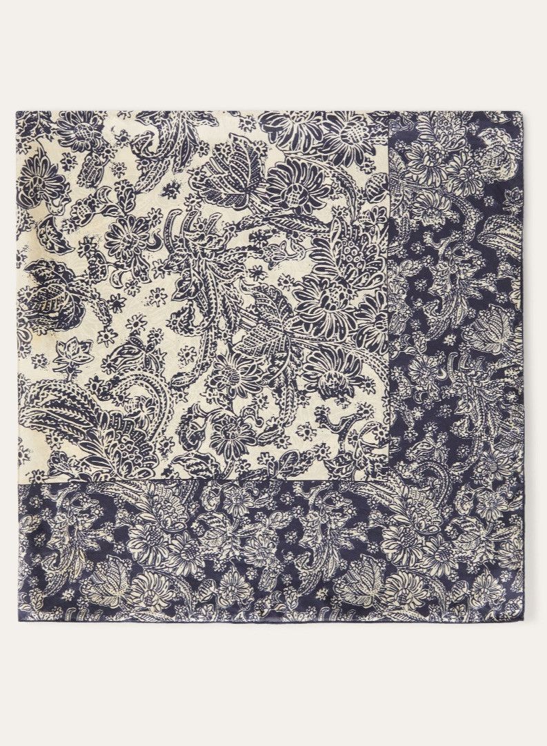 Loro Piana o1srvl11e0325 FAO0387 Size: OS / Scarf in Navy Blue & White Size ONE SIZE - 1 Thumbnail
