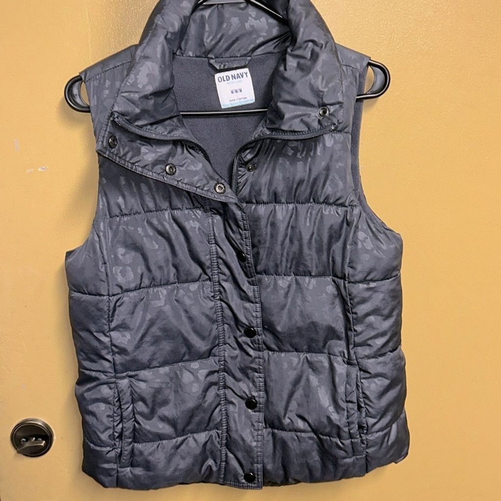 Old Navy Old Navy Grey Puffer Vest Women’s Size Medium Size L / US 10 / IT 46 - 1 Thumbnail