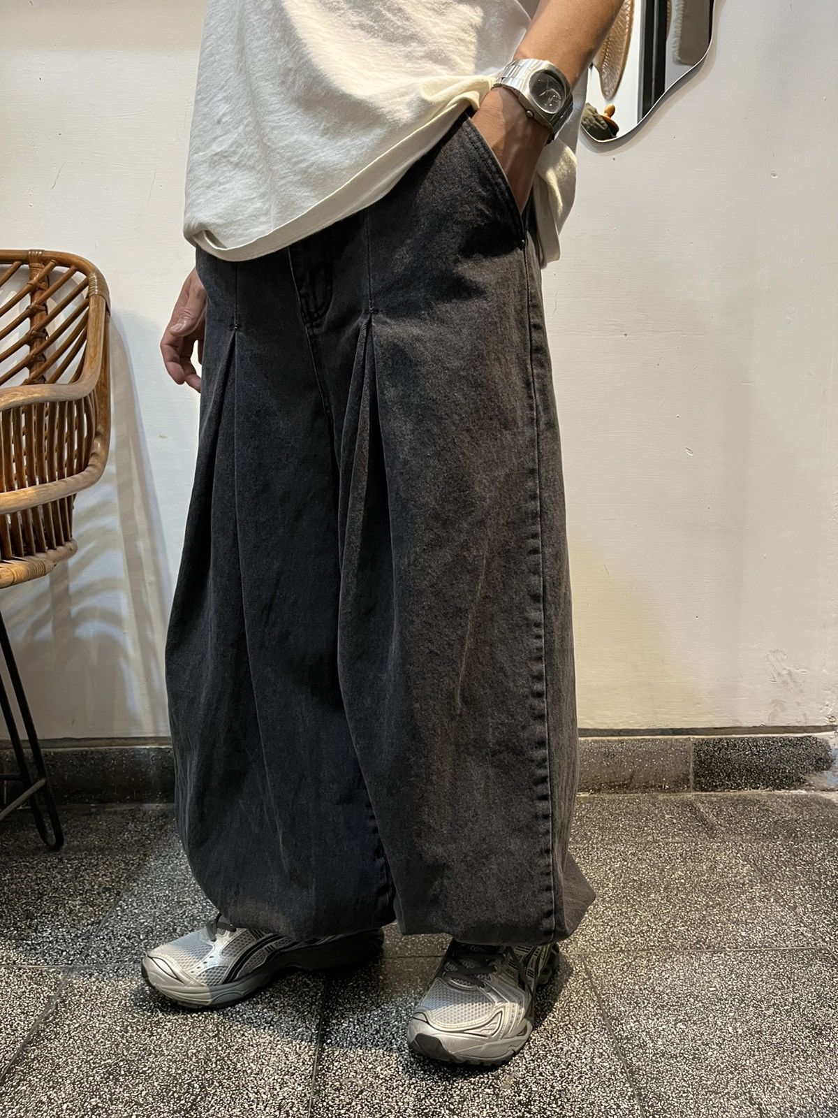 Japanese Brand ANGLAN, WIDE BALLOON PANTS PINTUCK DENIM! Size US 34 / EU 50 - 3 Thumbnail