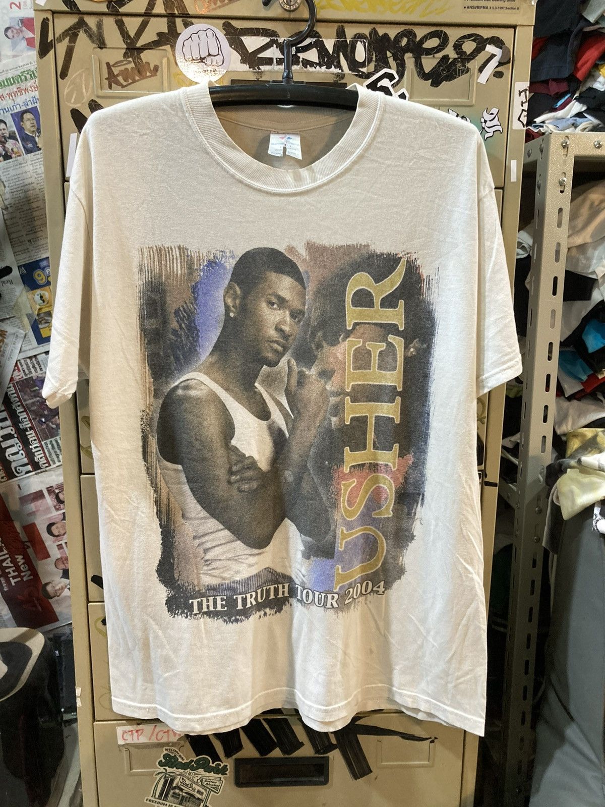 Band Tees Vintage Usher T shirt Size US XL / EU 56 / 4 - 1 Thumbnail