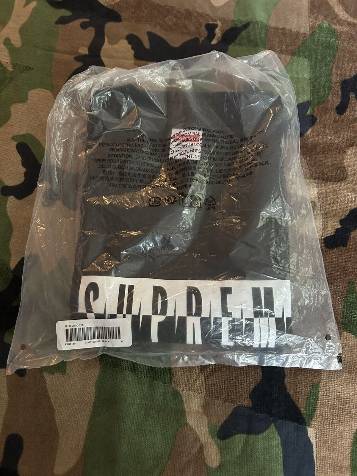 Supreme Supreme Split Logo Tee Black XL FW25 Size US XL / EU 56 / 4 - 3 Thumbnail