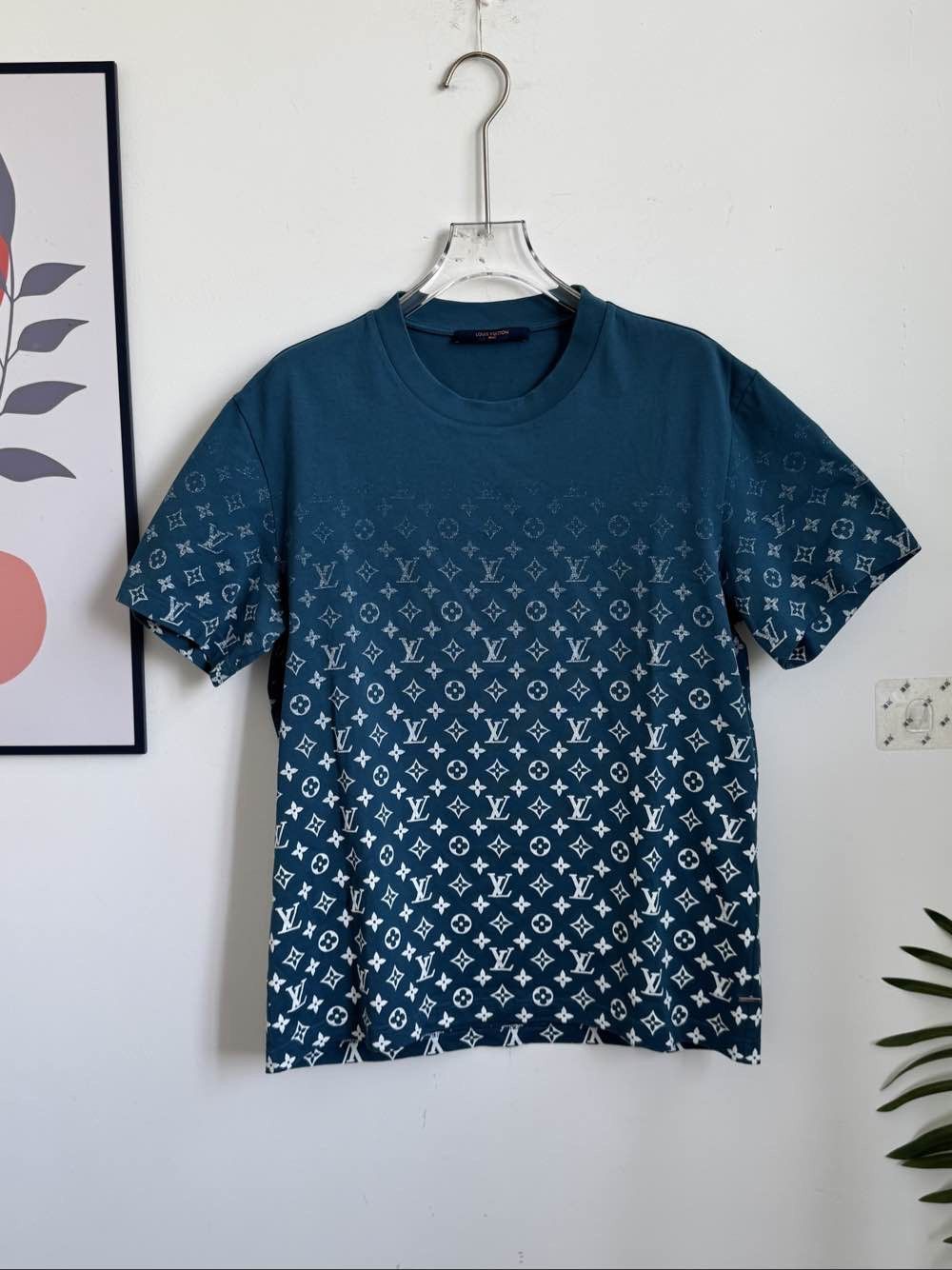 Louis Vuitton Louis Vuitton Monogram Gradient T-Shirt Size M Size US M / EU 48-50 / 2 - 1 Thumbnail