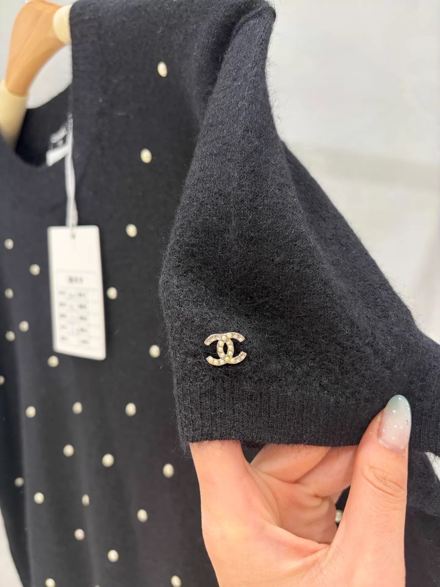 Chanel Chanel Black Wool Pearl-embellished Knit Short-Sleeve 44 Size L / US 10 / IT 46 - 4 Thumbnail