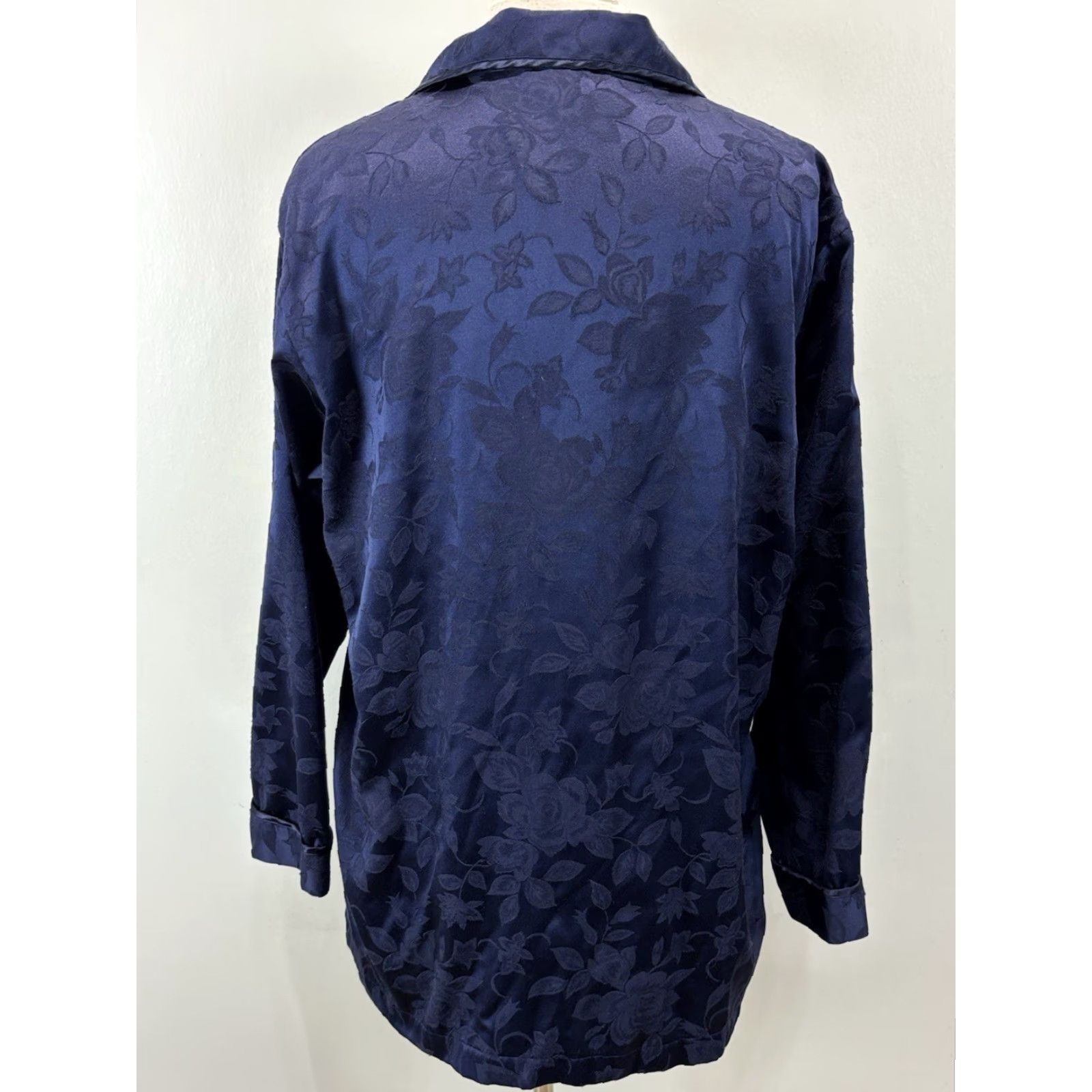Vintage VINTAGE Cacique Pajama Set Shirt Pants Women’s Medium Navy Jacquard Floral Long Sleeve Size M / US 6-8 / IT 42-44 - 4 Thumbnail